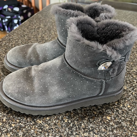 Women’s low button constellation UGGS size 8 bling, diamond button details - Picture 2 of 6